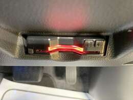 人気のオプション、ビルトインETC付き！料金所もノンストップ通過で渋滞知らず！後から付けると2万円前後はするオプションですので、最初から付いているのは嬉しいですね！