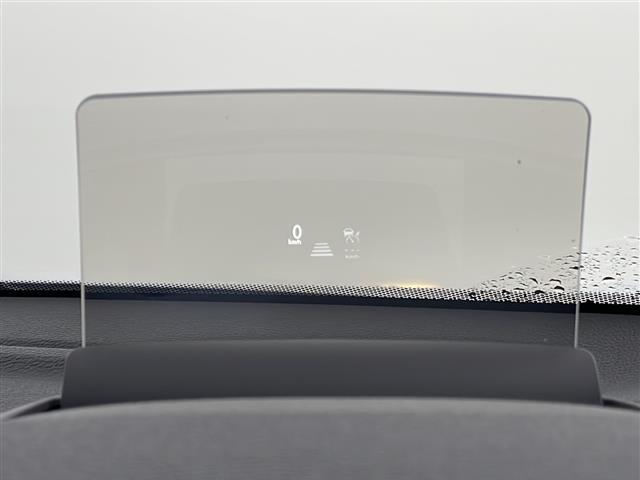 【ヘッドアップディスプレイ（HUD）】フロントウインドウガラスに走行情報を投影します。運転中の目線と重なるように表示されるので、少ない視線移動で速度が確認できるので、 ドライビングに集中できます！
