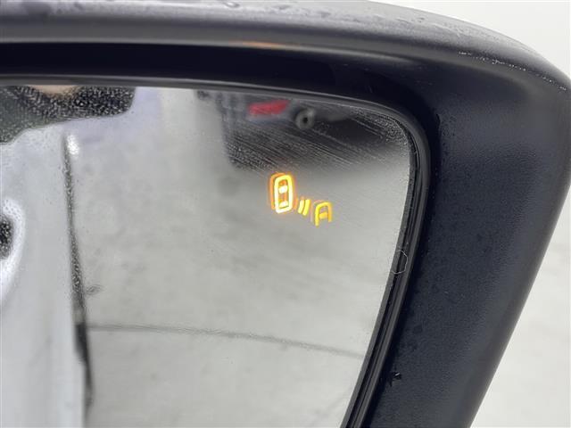 【ブラインドスポットモニター （BSM）】隣車線上の側方および後方から接近する車両を検知すると検知した側のドアミラーが点灯し、ウインカーを出すとインジケーターの点滅と警報音で警告する安全装置です！