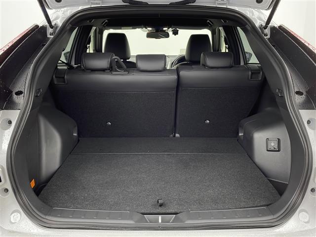 【トランク】積み込みやすくて、たっぷり積める荷室です。シートアレンジできるものは、乗車人数と荷物の量や大きさによってシートを動かすことができるので、より快適なドライブが可能です！