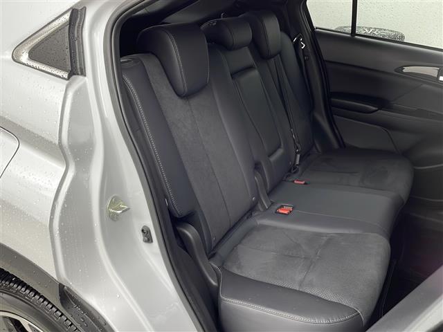 【後部座席】後席もゆったりドライブを楽しめます。内外装はプロこだわりのクリーニングで清潔なおクルマでご納車させていただきます！店舗での現車確認も承っています！