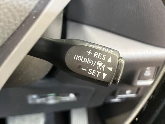 【レーダークルーズコントロール】高速道路での長距離走行が楽に！！自動で速度を保つクルーズコントロールが、衝突軽減システムと連携し、前方の車両を感知して車間を保つように速度調節してくれます！！