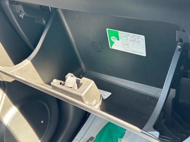 【グローブボックス】大容量のグローブボックスです！！車検証ケース他、日頃使う小物類の収納スペースもたくさんあります！