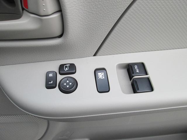 パワーウィンドウのスイッチです☆隣には電動格納ドアミラーのスイッチがあり、ミラーの角度調整スイッチもあります☆簡単操作で扱いやすい☆