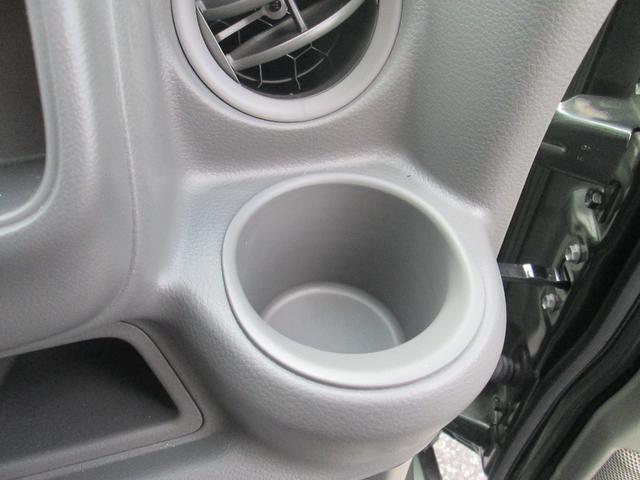 運転席のドリンクホルダーです☆掃除もしやすい形です☆