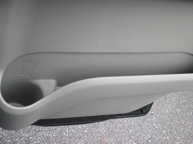 ドアポケットにも収納があります☆車内のゴミ袋として使用するビニール袋をしまっている方もいらっしゃいます☆ドリンクホルダーもあります☆