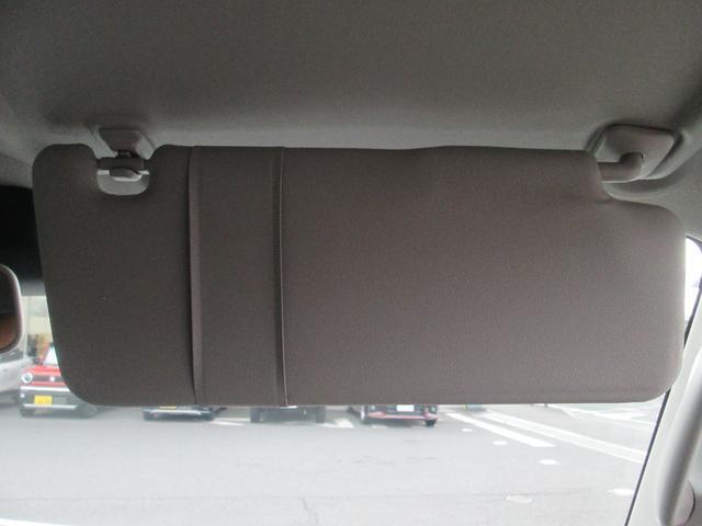 運転席のサンバイザーは駐車券等が挟めるようになっています☆