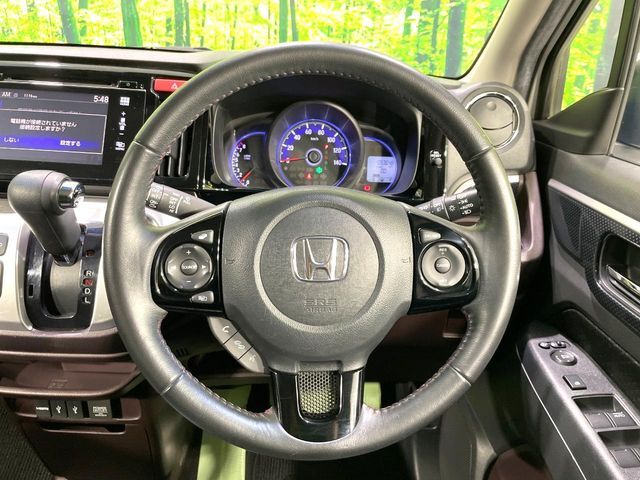 【純正革巻きステアリング】上質な革を使用することで、手にしっかり馴染みとても運転しやすいハンドルです♪