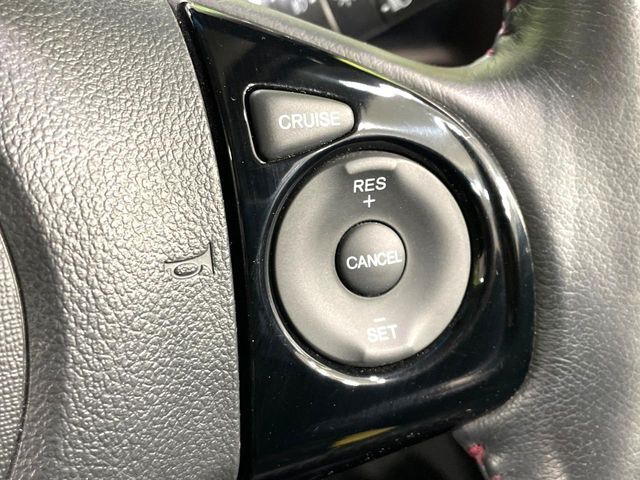 【クルーズコントロール】高速道路もラクラク走行。アクセルを離しても一定速度で走行ができ、長距離運転時の負担を軽減！加速・減速も簡単なスイッチ操作で調整できます。