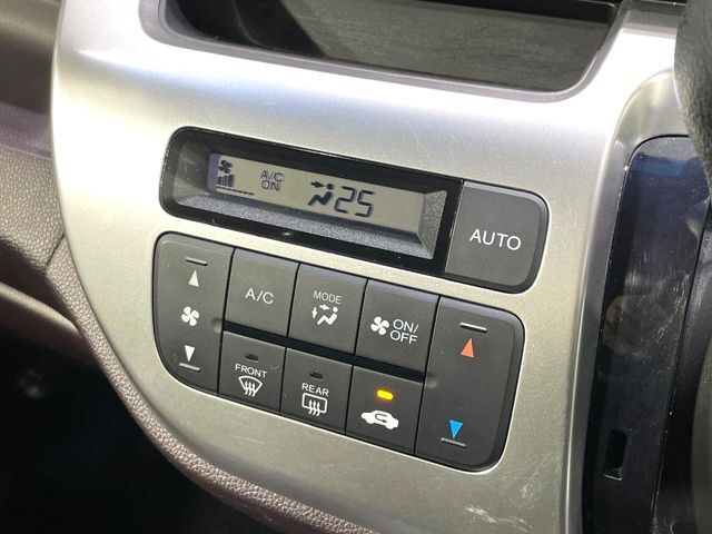 【オートエアコン】一度お好みの温度に設定すれば、車内の温度を検知し風量や温度を自動で調整。暑い…寒い…と何度もスイッチ操作をする必要はありません。快適な車内空間には必須の機能ですね♪