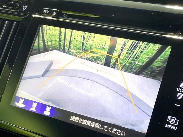 【バックカメラ】駐車時に後方がリアルタイム映像で確認できます。大型商業施設や立体駐車場での駐車時や、夜間のバック時に大活躍！運転スキルに関わらず、今や必須となった装備のひとつです！