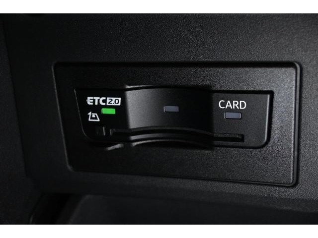 ETC2.0対応車載器。全国の高速道路に設置されたITSスポットとの高速大容量（ETCの4倍）、双方向通信で、世界初の路車協調システムによる運転支援サービスを受けることができます。