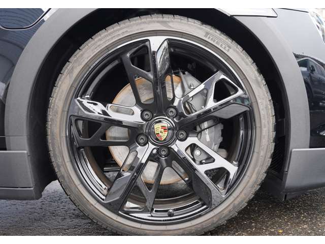 21インチ Cross Turismo デザインホイール装備です。