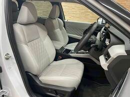 【レザーシート】ならではの高級感あふれる内装がこたわりのアイテム。見た目の高級感とより上質な座り心地をお楽しみください。