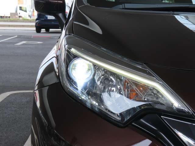 LEDヘッドライトで夜の運転も安心です