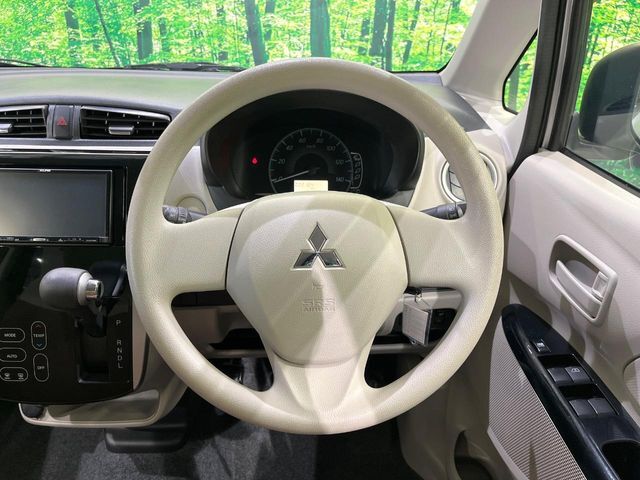 インテリアに合わせたデザインのステアリングは、運転される方のことも考え、運転しやすい形状、大きさです。是非一度、実際に触ってお確かめください。