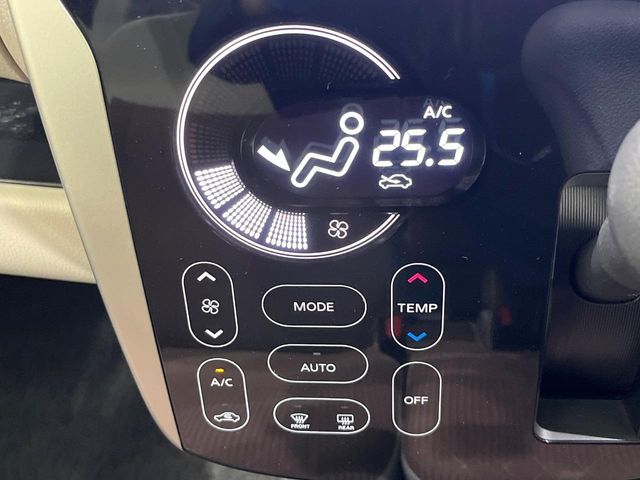 【オートエアコン】一度お好みの温度に設定すれば、車内の温度を検知し風量や温度を自動で調整。暑い…寒い…と何度もスイッチ操作をする必要はありません。快適な車内空間には必須の機能ですね♪
