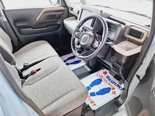 内装クリーニング済みです。お客様に展示車を気持ちよくご覧いただけるように心がけています。