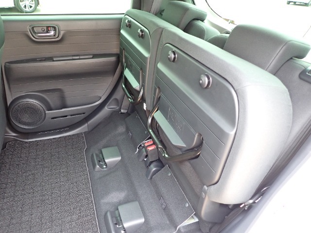 ◆チップアップ＆ダイブダウン機構付【ULTR SEAT】は後席座面を左右分割で跳ね上げることができます。トランクで積載できない背の高い荷物をラクラク収納できます。ホンダ車ならではの人気装備です。