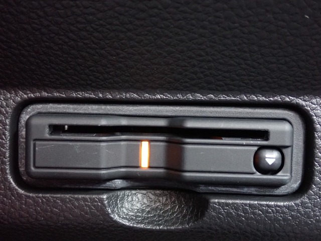 ■【ETC車載器】が装備されています。セットアップをしてお渡しとなり、ETCカードを差し込むだけで高速道路の利用が可能です。