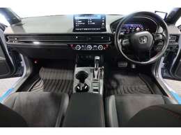 ドライバーを包み込むように、ディスプレーやスイッチ、コンソールを配置。座った瞬間から運転への期待が！空間そのものの心地よさにこだわっています。