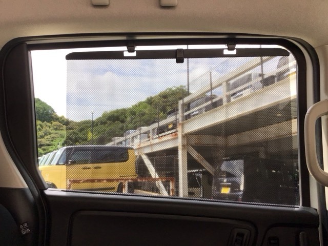 【ロールサンシェイド】まぶしい光を軽減し、心地よい車内に♪ロール式なので開け閉めも容易にできます！