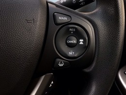 【アダプティブ・クルーズ・コントロール】予め設定した車速内でクルマが自動的に加減速。 前走車との適切な車間距離を維持しながら追従走行し、高速道路でのドライバーの疲労を軽減してくれる嬉しい機能付♪