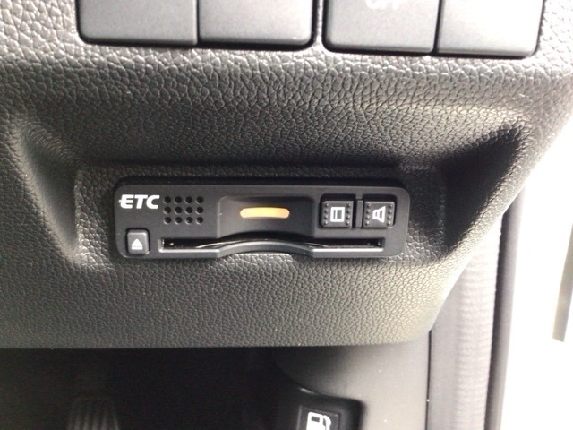 【ETC車載器】もはや必須アイテムのETCを搭載！高速道路のご利用時にとても便利！わずらわしい料金所での現金支払いが不要となりスムーズに通過できます♪