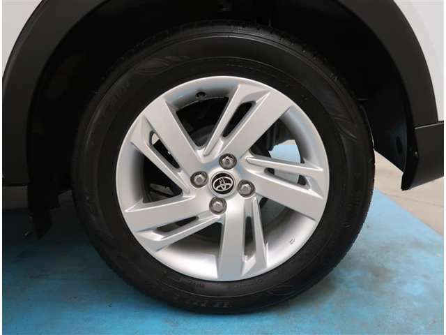 【タイヤ・ホイール】タイヤサイズ195/65R16の純正アルミホイールです。タイヤ溝は約5mmになります。