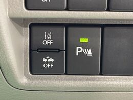 【車線逸脱警報】道路上の白（黄）線を認識し、意図せず走行中の車線からはみ出しそうになった時、メーター内の警告灯とブザーで注意喚起してくれる安心・安全機能です♪