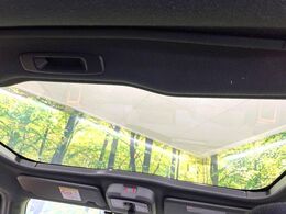 【ガラスルーフ】ガラスルーフ搭載で車内の解放感が一気にアップ！開放的なドライブをお楽しみいただけます。