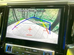 【バックカメラ】駐車時に後方がリアルタイム映像で確認できます。大型商業施設や立体駐車場での駐車時や、夜間のバック時に大活躍！運転スキルに関わらず、今や必須となった装備のひとつです！