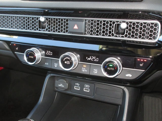 エアコンはオートエアコンでお好みの温度調整が出来、オールシーズン快適にドライブできます！フロントシートの座面に3段階調節のシートヒーターを内蔵。身体を直接温めることができます。