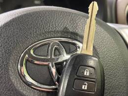 【キーレス】少し離れた場所からでもボタン一つでドアの開錠・施錠ができるのでとっても便利！ドアの鍵穴周りに傷をつけることもありません♪