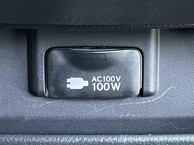 【アクセサリーコンセント】車内において、AC100Vで消費電力の合計が1500Wの電気製品を使用することができます！スマホの充電の心配がなくなりますね。