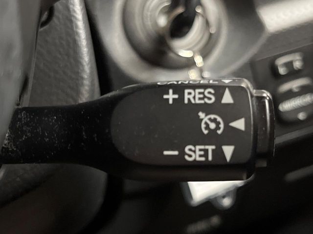 【クルーズコントロール】高速道路もラクラク走行。アクセルを離しても一定速度で走行ができ、長距離運転時の負担を軽減！加速・減速も簡単なスイッチ操作で調整できます。
