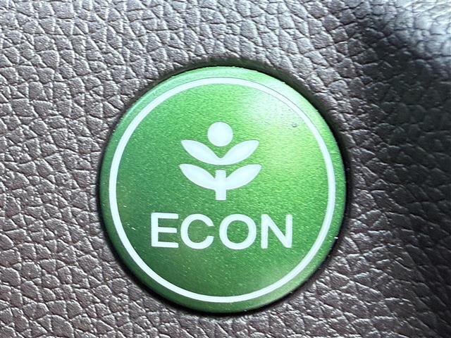 ☆ECOスイッチ☆セレクターレバーの横にある“ECOスイッチを押すとバルブタイミングや点火位置の制御など省燃費モードで走行してくれ、メーター内に表示されます。