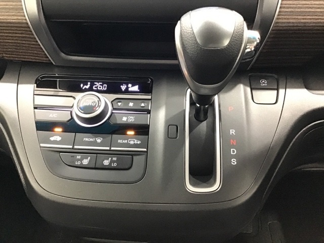 運転席のシートヒーターで寒い日もすぐに温かくなり快適に過ごせます。2段階の温度調整が可能です。