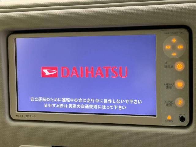 【純正ナビ】人気の純正ナビを装備しております。ナビの使いやすさはもちろん、オーディオ機能も充実！キャンプや旅行はもちろん、通勤や買い物など普段のドライブも楽しくなるはず♪