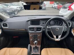 大人気コンパクトカーV40が入庫しました！女性が喜ぶバックカメラ付き♪高音質サウンドも装備や追従機能も搭載！楽しいドライブできそうですね♪スタッフお勧めの一台ですぜひご覧ください！