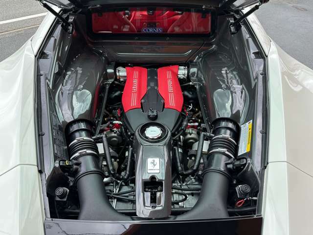 フェラーリエンジン3.9リッターV8　DOHC　32バルブ　ツインターボ！ハイ出力670ps（492kW）/8000rpmハイトルク77.5kgm（760Nm）/3000rpm（カタログ値）！