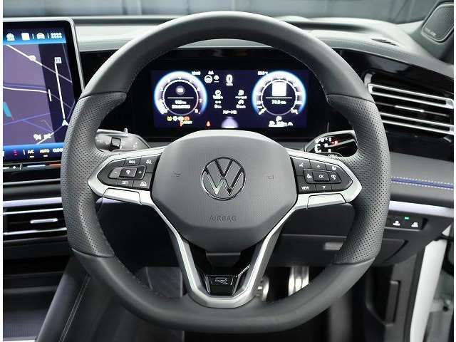 ステアリングホイール【フォルクスワーゲンマークが光る、握りやすい3本スポークのステアリング】