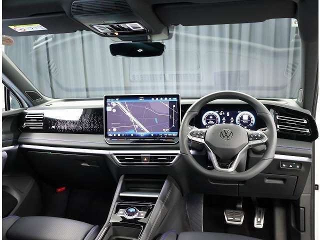 ダッシュボード＆センターコンソール【万一の場合、乗員頭部の怪我を緩和する吸収ダッシュパッドを採用】