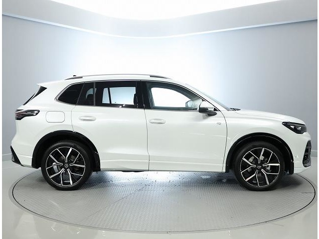 綺麗なサイドシルエットからは、ドアとボディの均一で狭い隙間から、精度の高さにフォルクスワーゲンの誇りを感じます。