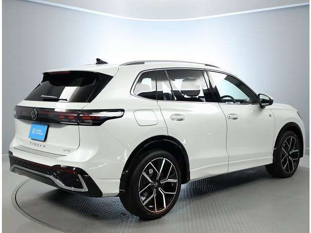 太いCピラーからフォルクスワーゲの高い安全性剛性安全性を感じとれるようになっております。