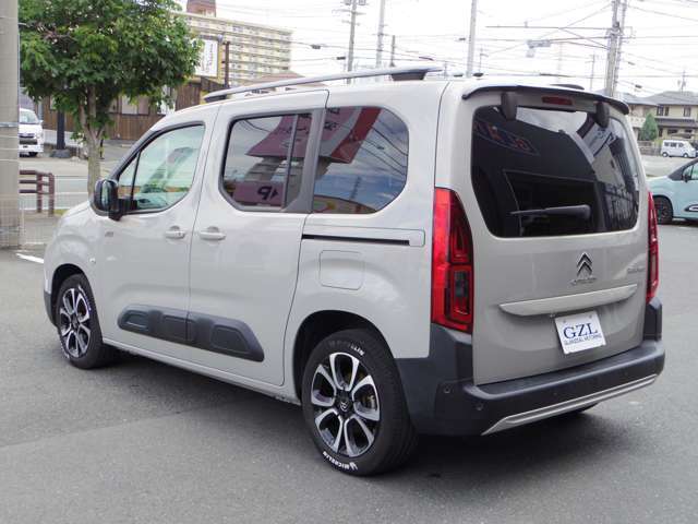 輸入車にありがちなヘッドライトレンズの黄ばみや曇りもありません