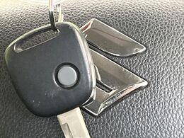 【キーレス】少し離れた場所からでもボタン一つでドアの開錠・施錠ができるのでとっても便利！ドアの鍵穴周りに傷をつけることもありません♪
