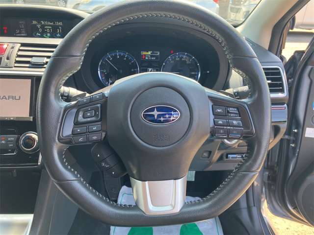 ハンドルにスレや汚れなどございません。運転中は常に触れる部分なので要チェックですね。