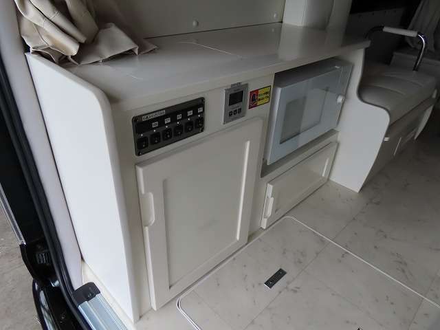 ツインサブバッテリー　走行充電　外部電源・充電器　1500Wインバーター　ボトロニック電圧計　電子レンジ