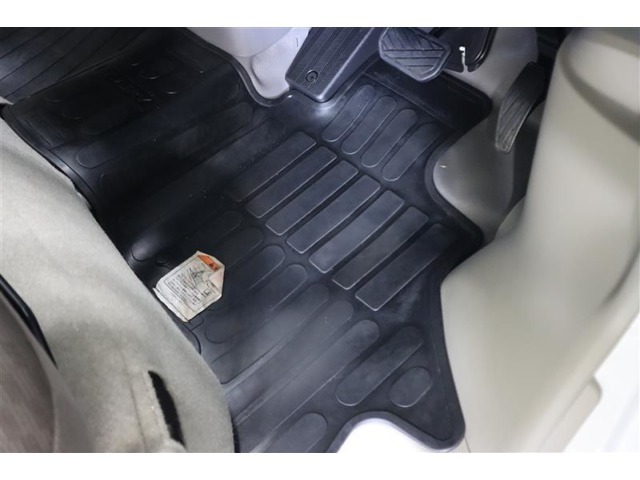 フロアマット標準装備。車内を清潔に保ちます。